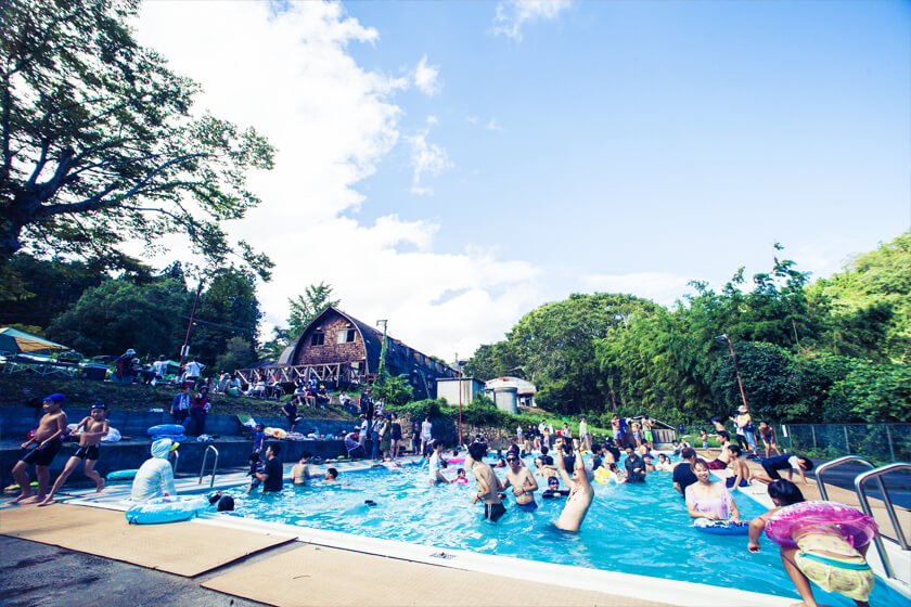 野外フェスにプール