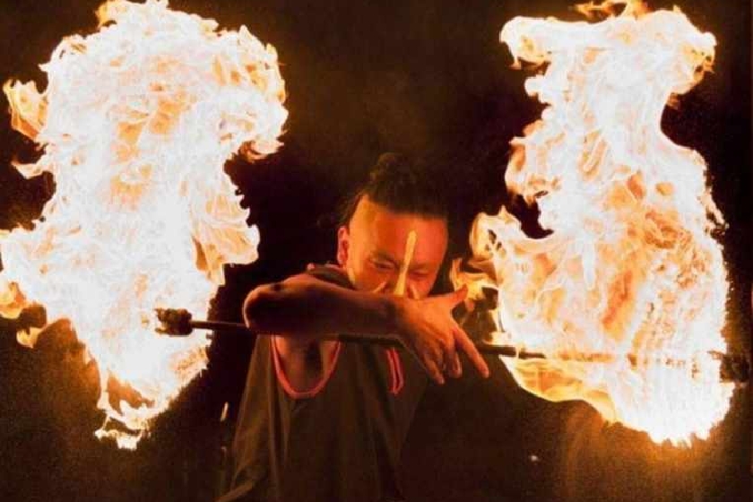 大道芸人「チュゲ」によるファイヤーパフォーマンス